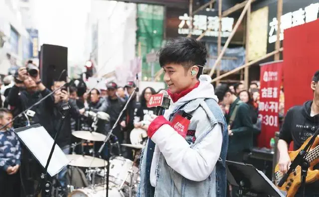 三首福利过后,粉丝不过瘾,古巨基又即兴演唱《蓝天与白云》(图片来自