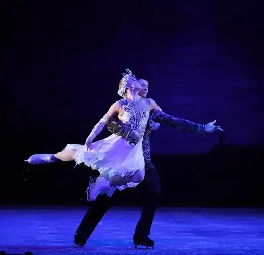 英国《冰上天鹅湖》炫酷登陆天桥艺术中心_演出