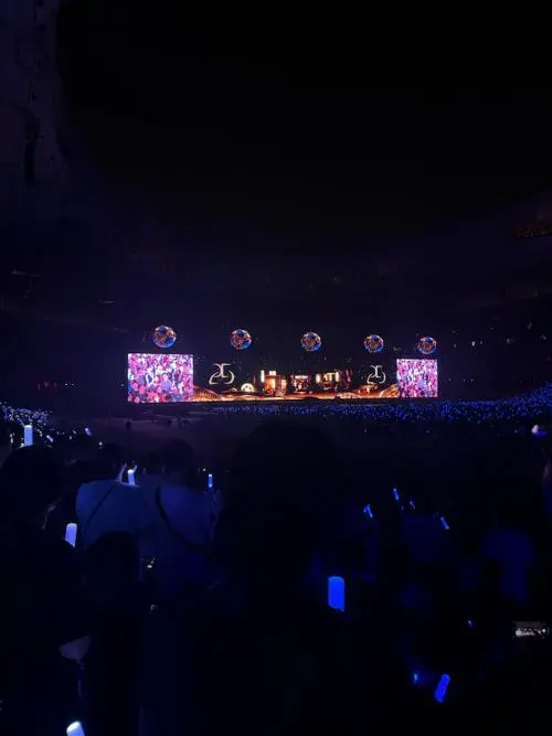 五月天上海演唱会开11场##五月天#欢迎各位友好路人来看超炫舞美!