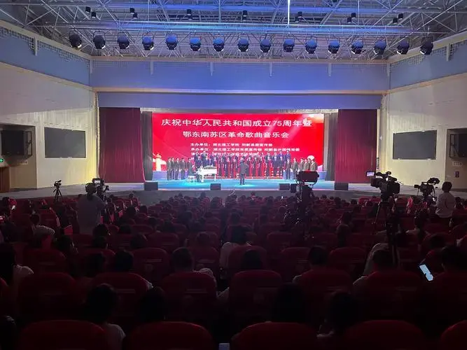 男子群舞《大河之子》,女声二重唱《春风十万里》等经典曲目催人奋进
