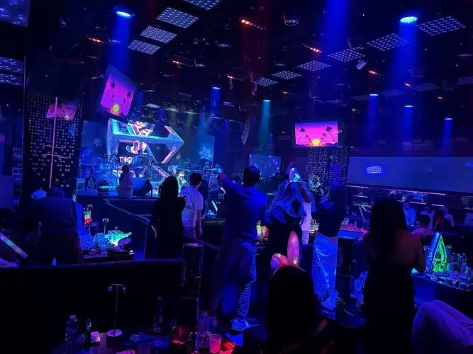 舞台上的音乐表演是这里的核心吸引力.各种