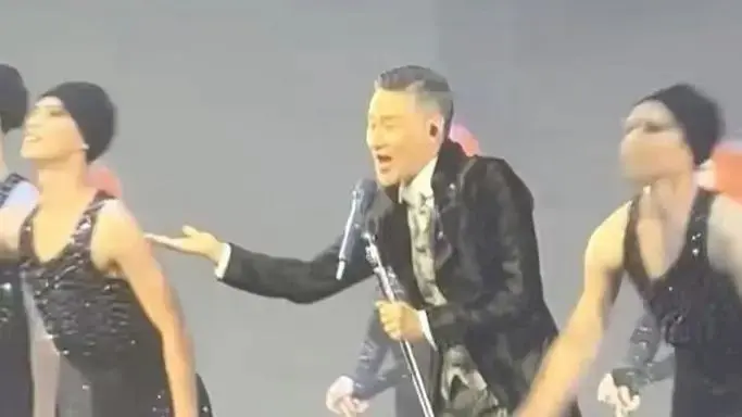 张学友演唱会澳门首场《吻别》摇滚版.