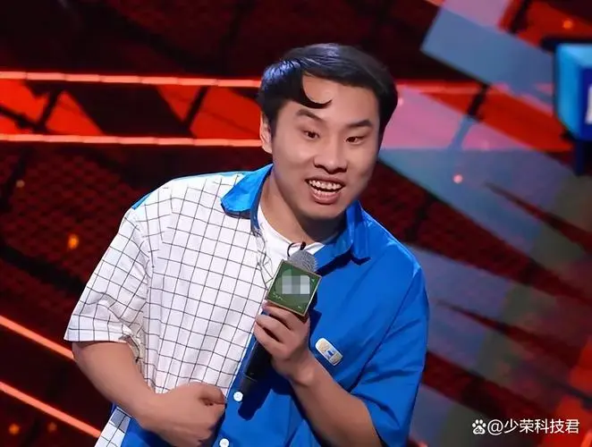 他那极具辨识度的外貌,以及将生活琐事转化为爆笑段子的能力,让他在