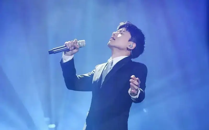 也感动了无数观众与乐迷,他的实力太强了,开口跪,干净清澈的嗓音