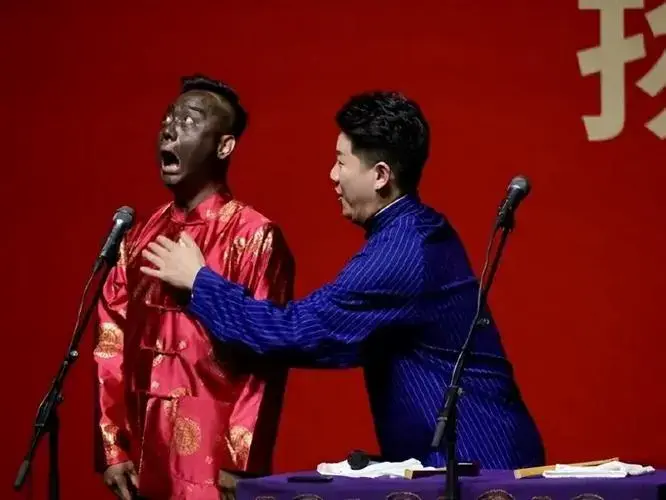 德云社孔云龙大黑脸登台,搭档章九来笑场,二人拿舞台当运动场