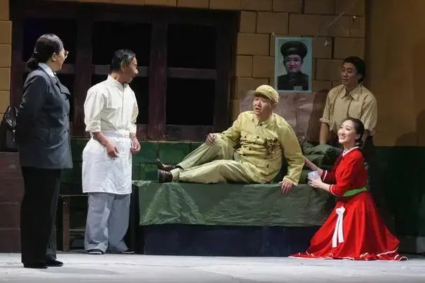 《西望长安》是一部由西安话剧院火柴戏剧和西安曲艺团联合出品,老舍