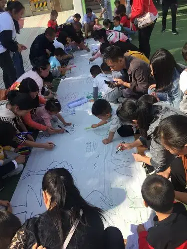 大宝幼儿园小班组亲子活动《乐翻天》