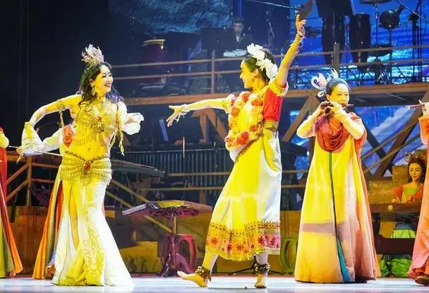 北京交响乐团用一部大型交响套曲《瀚海丝路》,演绎新疆哈密的自然与