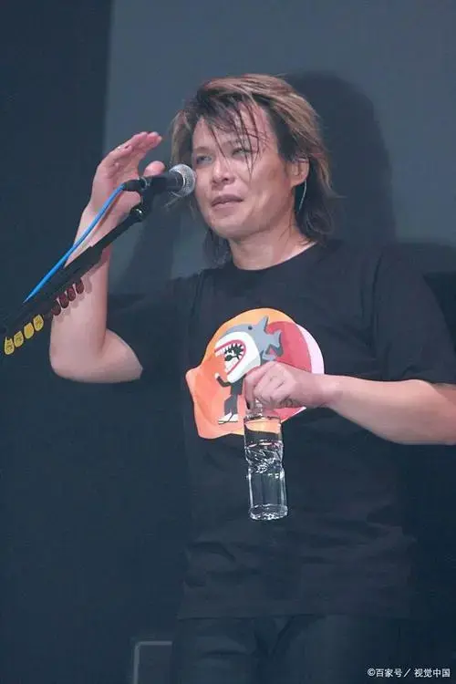 伍佰演唱会:万人大合唱,感动每一刻