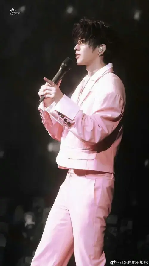 蔡徐坤演唱会即兴创作舞台