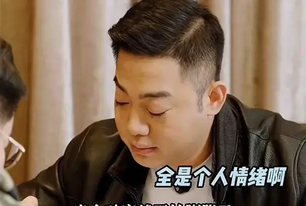 何九华新年首秀惊艳全场,搭档烧饼变身副总,观众直呼过瘾!