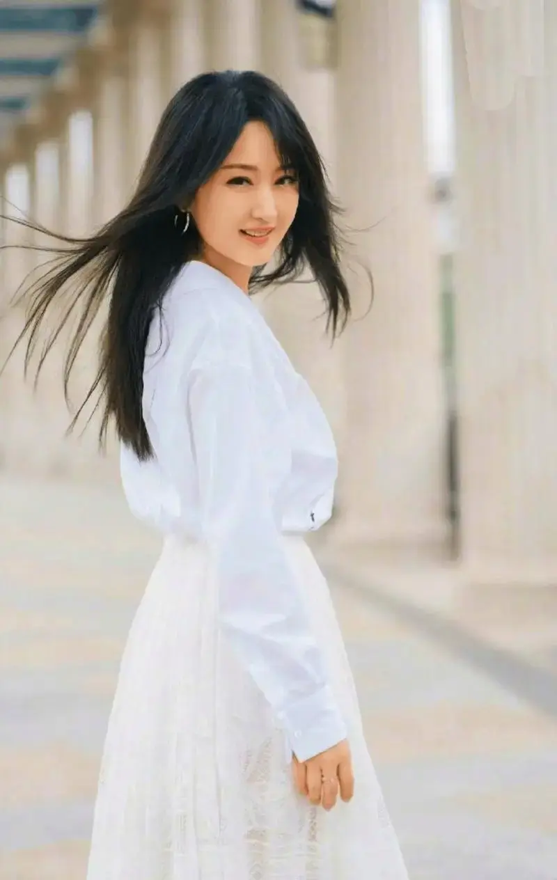 甜歌天后杨钰莹54岁庆生 宅邸花海中笑谈岁月