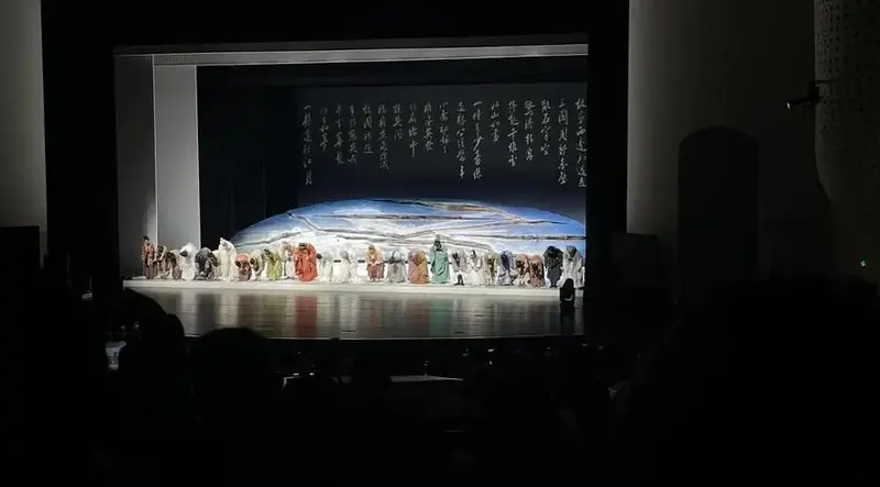 🎶 音乐剧《大江东去》以其动人的唱段和精美的舞美灯光,将观众带入