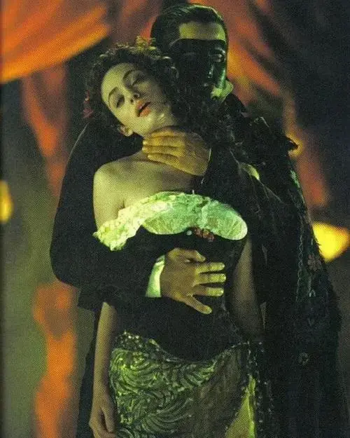2004年《歌剧魅影》电影一般,但这几张剧照好美,好有性张力