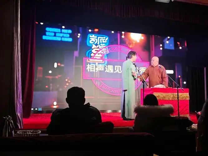 相声的幽默抖包袱,脱口秀的犀利吐槽,无缝衔接,全程高能.