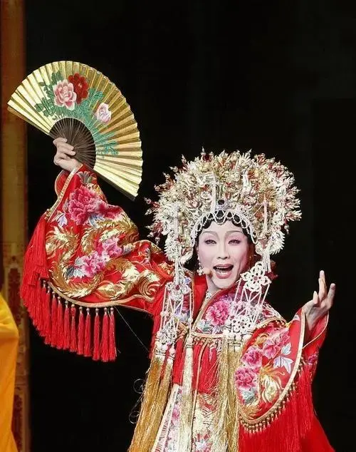 《新贵妃醉酒》一经推出,立刻引爆了全网,成了当年最火的现象级歌曲.