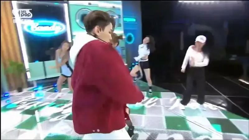 exo 伯贤solo高光舞台片段,好喜欢这二首歌