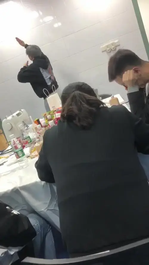 薛之谦天外来物巡回演唱会后台认真彩排,好几年前的视频了!
