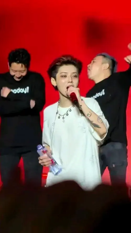 鹿晗演唱会现场,燃爆了