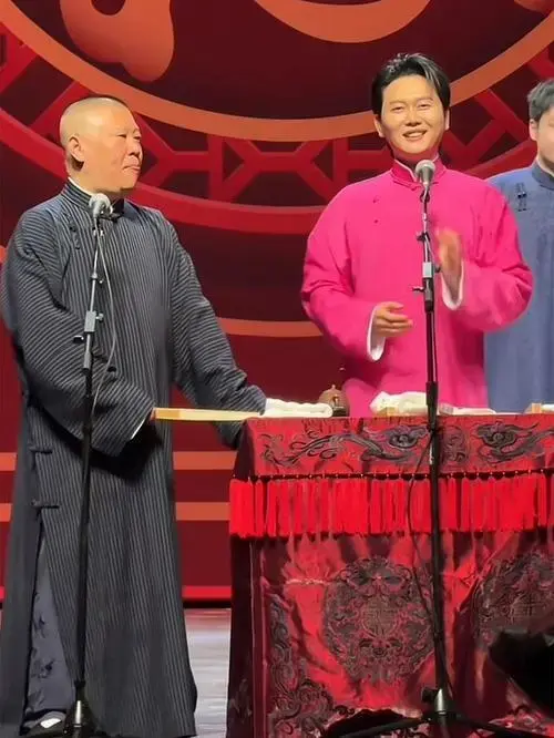 德云社孟鹤堂北展开箱,当面调侃郭德纲身高,老郭不要面子了