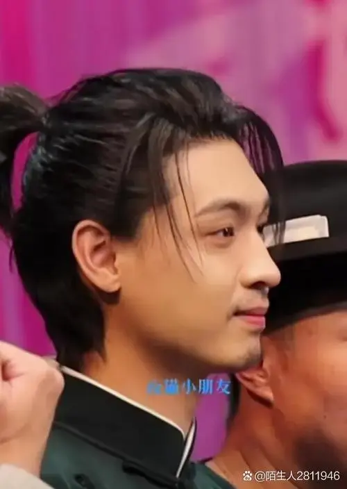 在德云社的一众演员里,秦霄贤争议颇大.有人超爱,有人却极度反感.