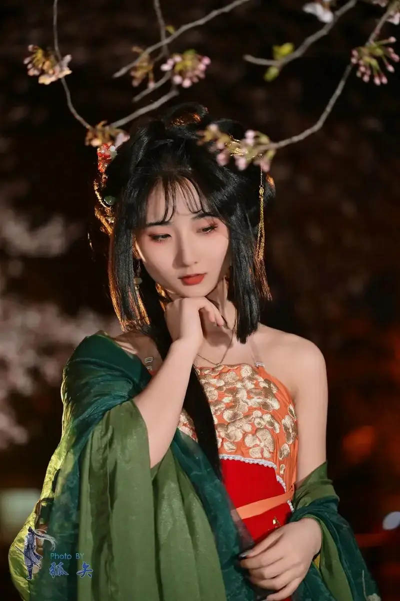 0404中山公园夜樱汉服拍摄 #国风古韵 #汉服 #古风汉服 - 抖音
