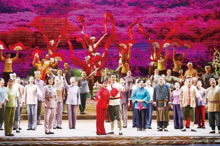 芭蕾舞剧《红色娘子军》民族歌剧《扶贫路上》一直以来,以舞台艺术
