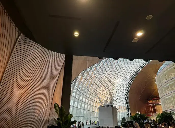 吕嘉大师指挥的威尔第经典歌剧《假面舞会》首演,为观众带来了一场