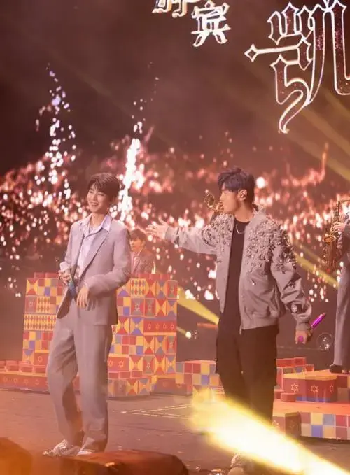 周杰伦长沙演唱会day3官摄帅照与嘉宾@tfboys-王俊凯同台#王俊凯发和