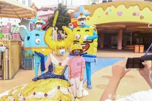 在天鹅湖广场,孩子们在工作人员的指导下,进行了鹈鹕科普喂食互动;在