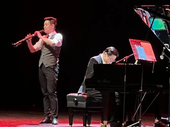 侯乐天将音乐与幽默喜剧完美结合,把严肃的古典音乐