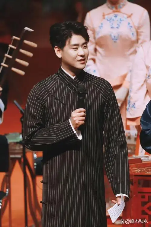 张云雷,他从小就展现出对传统曲艺的热爱,并在11岁时拜郭德纲为师