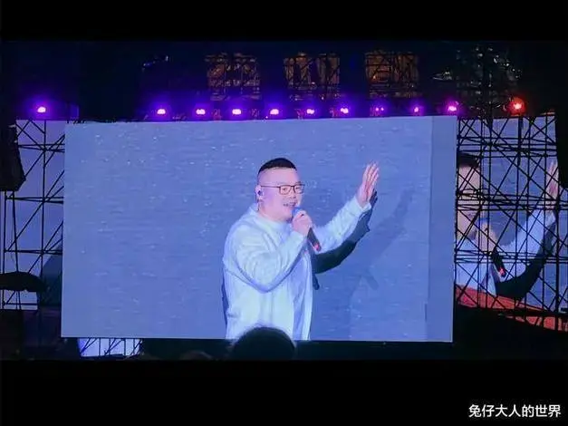 德云社岳云鹏首次参加音乐节,表现引粉丝热议,一群歌手没干过小岳岳