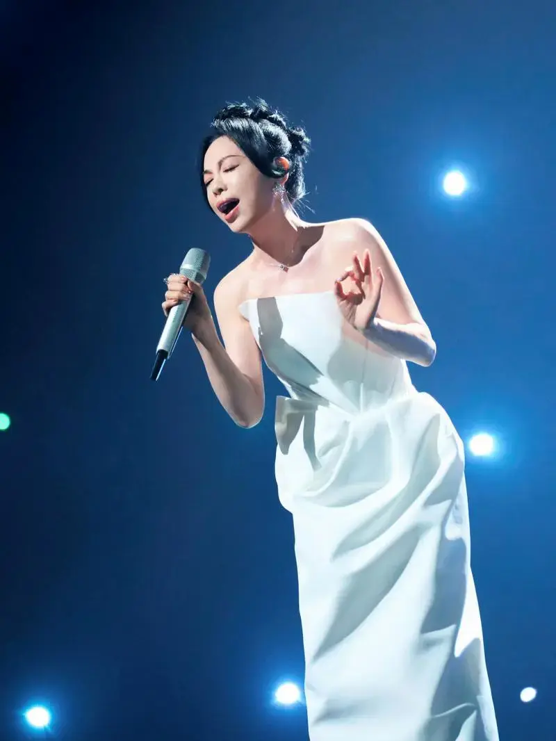 黄绮珊往期演唱会高光时刻,两种完全不同的造型,一个是黄妈,一个是黄