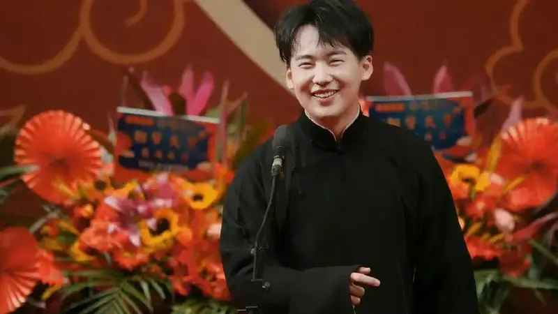 德云社少班主郭麒麟终于穿上大褂了!