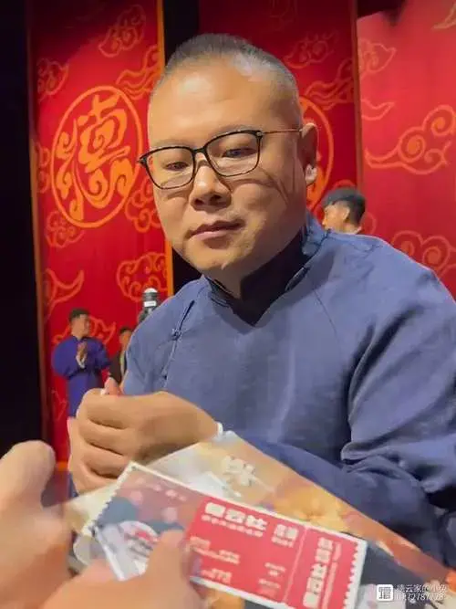 太给力了!德云社北美巡演第三站,岳云鹏表现超燃,又在短视频平台火了