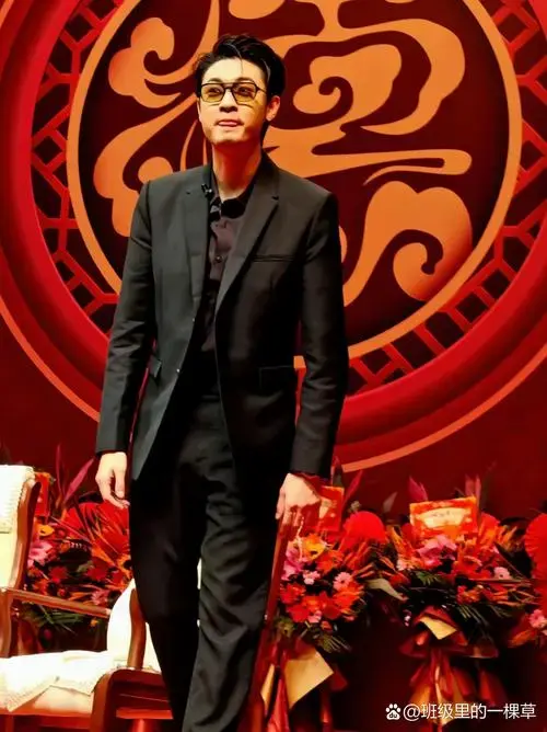 秦霄贤回归德云社,粉丝和德云社全部人员都为他鼓掌回归舞台,肚且