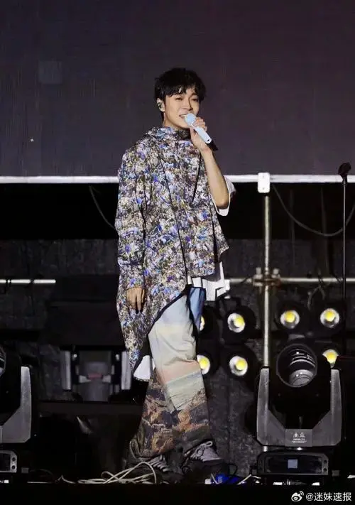 吴青峰因不能完美演唱道歉#永远会被吴青峰的真诚给感触到啊,在勺子