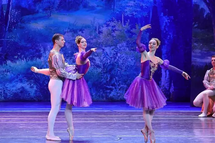 《天鹅湖》经典芭蕾舞剧目周末上海上演
