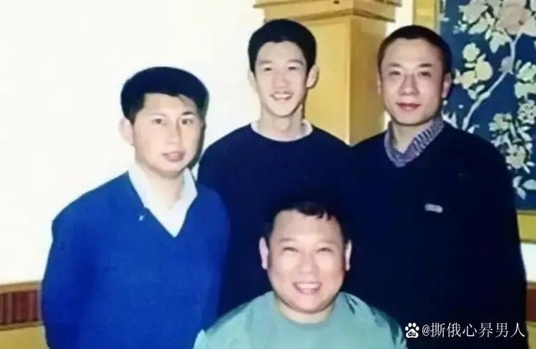 多年前,德云社是相声圈的翘楚,郭德纲与他的弟子们相互扶持,共同创造