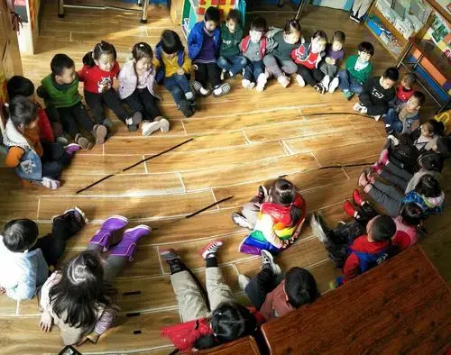 传承传统文化 畅玩民间游戏《拉大锯》《石头剪刀布》——实艺幼儿园