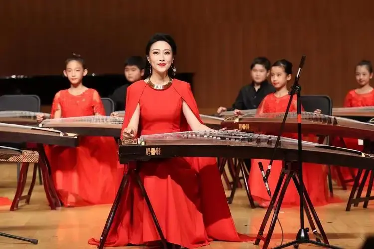 近日,一场大型古筝改编音乐会在国图艺术中心音乐厅成功举办.