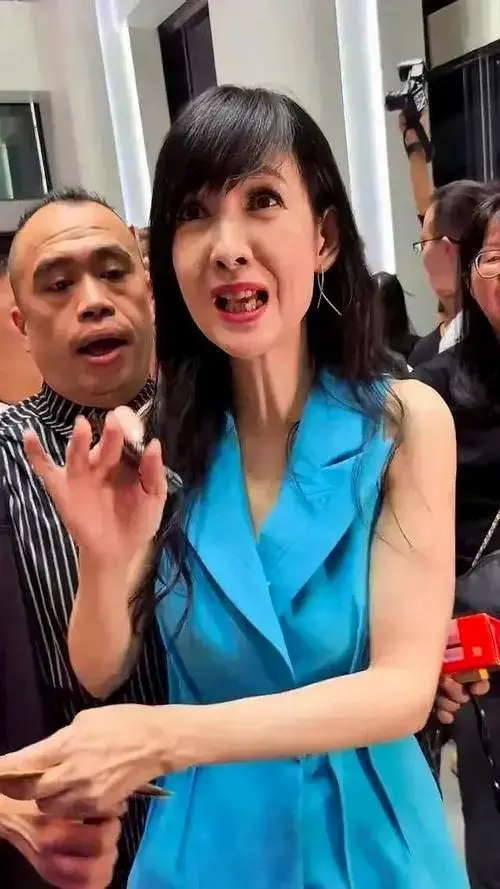 57岁周慧敏演唱会曝光,身材消瘦引关注,牙齿变黄成焦点