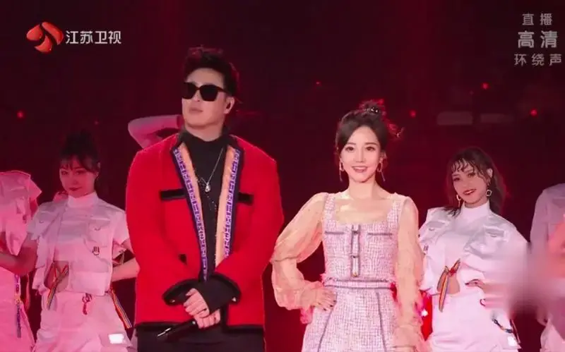 潘玮柏&冯提莫《快乐崇拜》单曲循环,停不下来(◍ ´꒳` ◍)