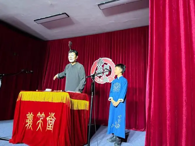 相声不愧可以称之为民间艺术,老师们都很有功底,我太喜欢今天打快板