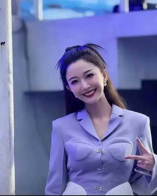 央视新生代女主持:颜值与实力并存,共绘荧屏新风景