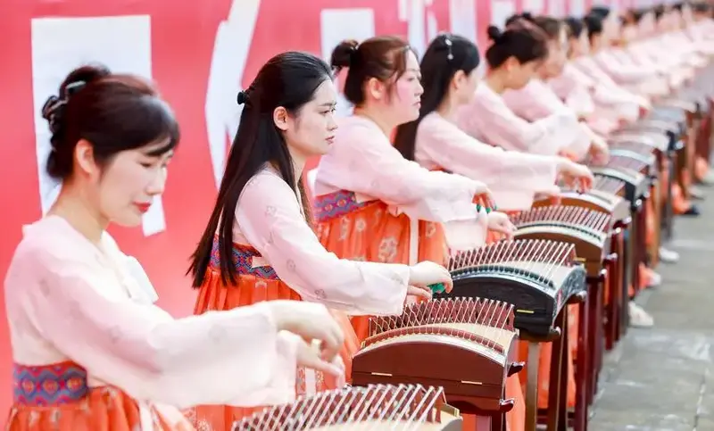 2024西安国乐大典举办 千人同奏古筝