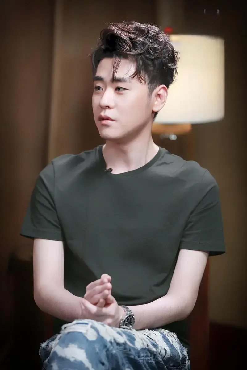 张云雷:相声新星与公益先锋 张云雷,这位德云社的年轻才俊,凭借其出色