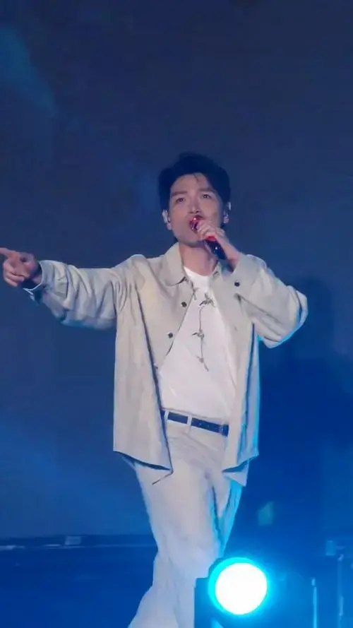 杨宗纬淮安群星演唱会一开口,就是青春的味道!《我想要》好听!