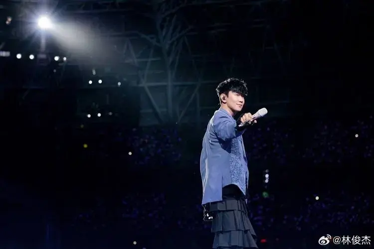 林俊杰太原开唱 谭松韵现身观演 千架无人机应援 惊喜十万歌迷